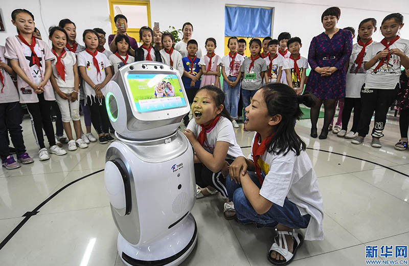 Entrenan robots para brindar un mejor servicio a ni?os y ancianos en China