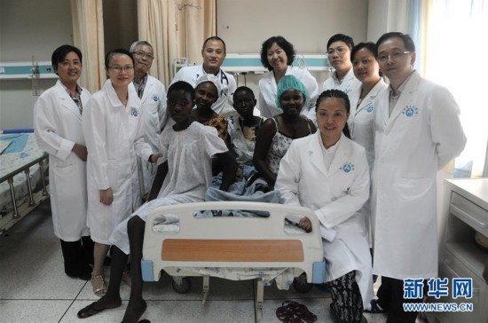 Estrenan un nuevo documental sobre la colaboración médica china en áfrica 