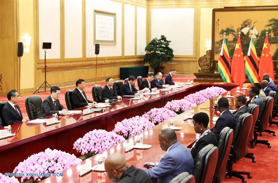 Xi se reúne con presidente de Zimbabue