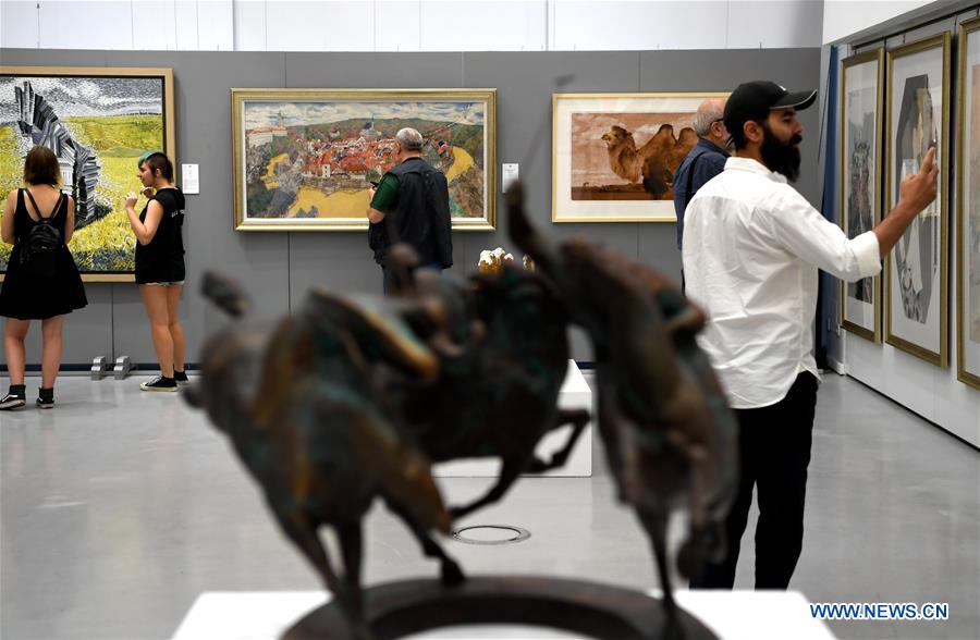 Los visitantes aprecian las obras de arte chino en Madrid