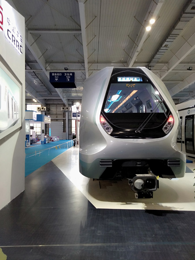 El primer tren ligero para operaciones comerciales realizado con materiales compuestos de fibra de carbono en el mundo se exhibe en la IV Exposición de Tráfico Ferroviario de China en Changchun, capital de la provincia de Jilin. [Foto proporcionada a chinadaily.com.cn]