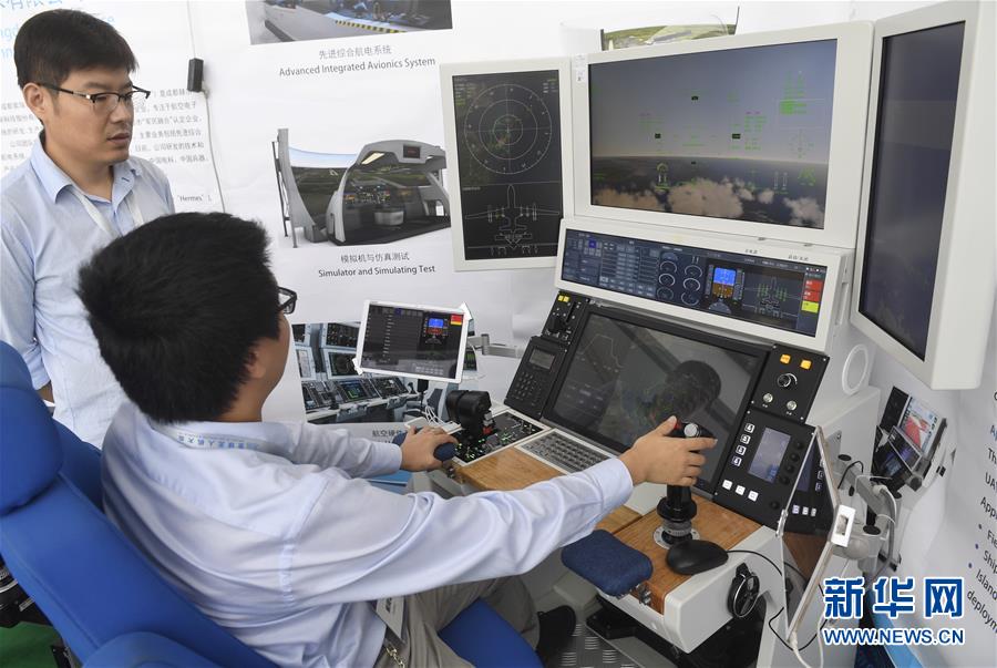 Un participante muestra el sistema de control desde tierra de un dron. (Foto del 10 de septiembre)