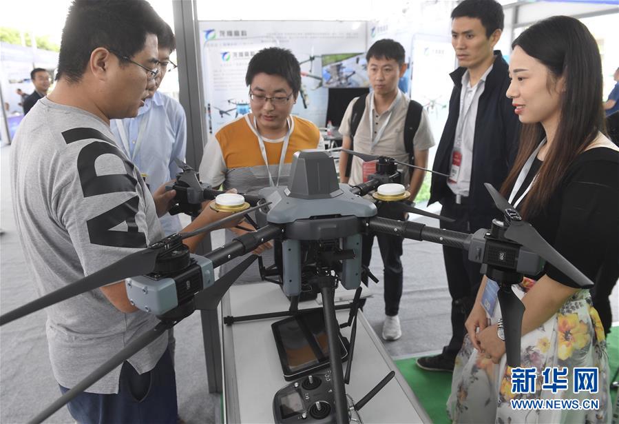 El público visita los drones en exhibición. (Foto del 10 de septiembre)