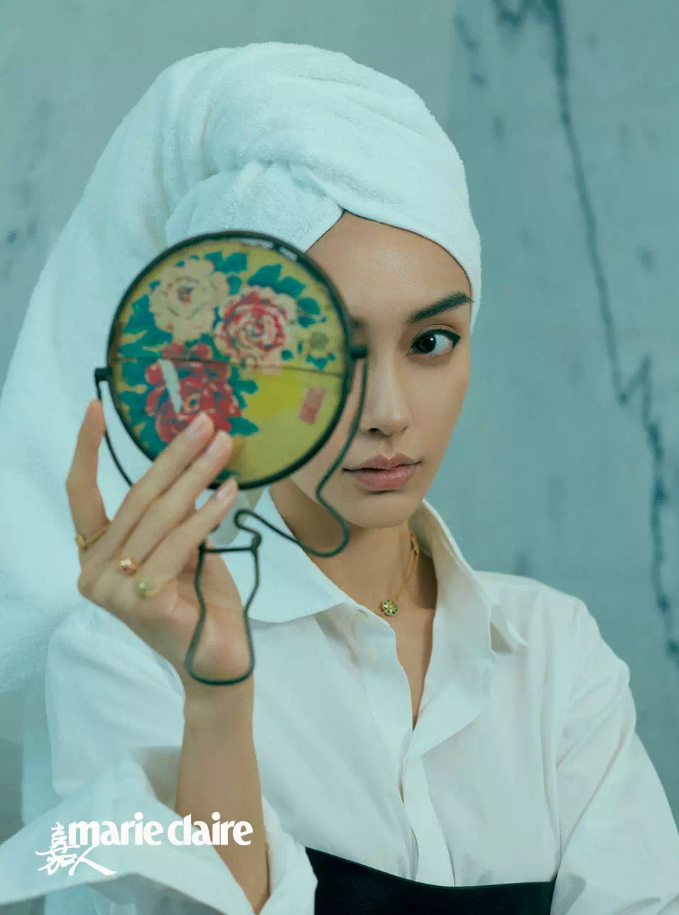 El icono de la moda Angelababy es portada de una revista de moda