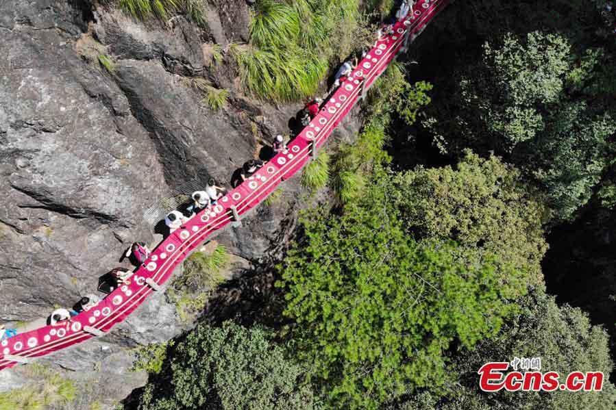 Abre un restaurante en un acantilado de Zhejiang