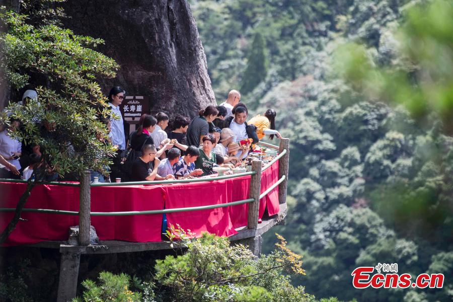 Abre un restaurante en un acantilado de Zhejiang