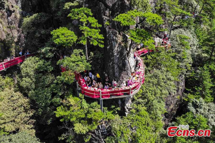 Abre un restaurante en un acantilado de Zhejiang