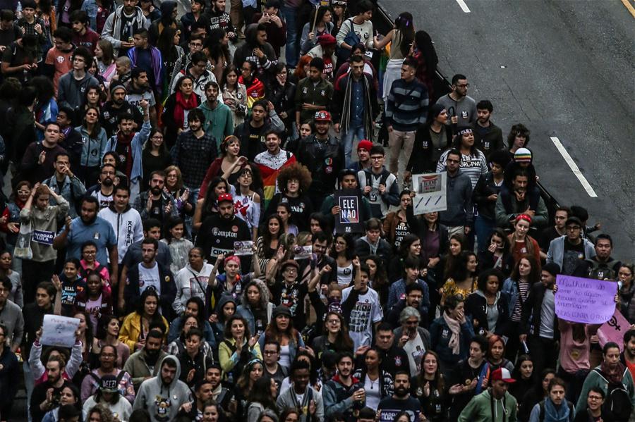 SAO PAULO, octubre 6, 2018 (Xinhua) -- Personas se reúnen durante una protesta en contra del candidato a la Presidencia de Brasil por el Partido Social Liberal (PSL), Jair Bolsonaro, en Sao Paulo, Brasil, el 6 de octubre de 2018. Más de 147 millones de brasile?os están llamados a participar el próximo domingo en las elecciones generales más inciertas de la historia reciente, luego de una severa crisis política del país. Los números apuntan a un escenario de segunda vuelta muy disputado entre Bolsonaro y el candidato del Partido de los Trabajadore (PT), Fernando Haddad, que empatan técnicamente en las simulaciones del segundo turno. (Xinhua/Rahel Patrasso)