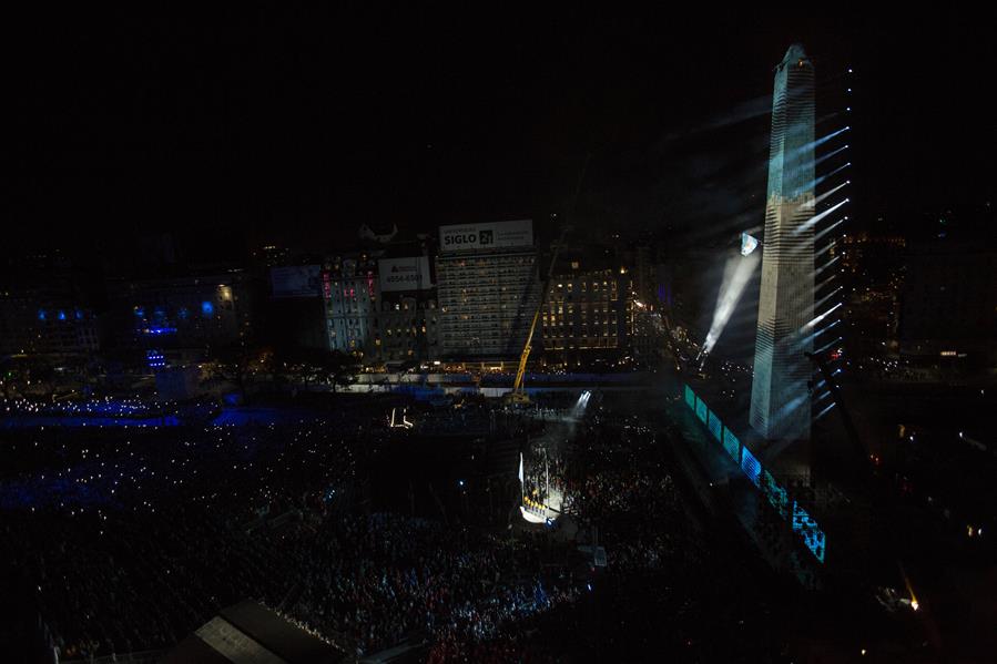 BUENOS AIRES, octubre 6, 2018 (Xinhua) -- Personas asisten a la ceremonia de inauguración de los Juegos Olímpicos de la Juventud de Buenos Aires 2018, en el Obelisco de la ciudad de Buenos Aires, Argentina, el 6 de octubre de 2018. La ceremonia de los Juegos Olímpicos de la Juventud de Buenos Aires 2018 comenzó el sábado ante una multitud en el Obelisco, el tradicional monumento emplazado en la avenida 9 de Julio, en el centro de la capital argentina. En los Juegos Olímpicos de la Juventud participarán, a partir del domingo 3,998 atletas de entre 15 y 18 a?os, pertenecientes a 206 países y regiones. (Xinhua/Martín Zabala)