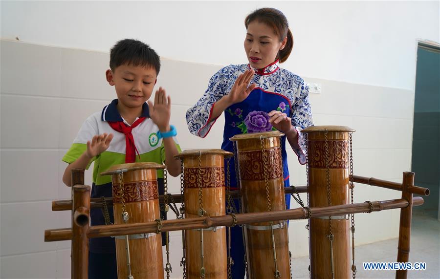 Los músicos del bambú instruyen a los estudiantes de Jiangxi