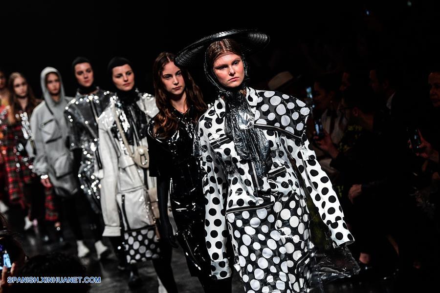 SANTIAGO, octubre 9, 2018 (Xinhua) -- Modelos presentan creaciones del dise?ador brasile?o Weider Silverio durante el Mercedes-Benz Fashion Week Chile 2018, en el Museo de Arte Contemporáneo (MAC), en la ciudad de Santiago, capital de Chile, el 9 de octubre de 2018. (Xinhua/Jorge Villegas)