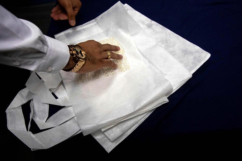 Bolsas para la compra hechas con PVA, material soluble en agua, se exhiben en Santiago, Chile. Julio del 2018. (Foto: Claudio Reyes)