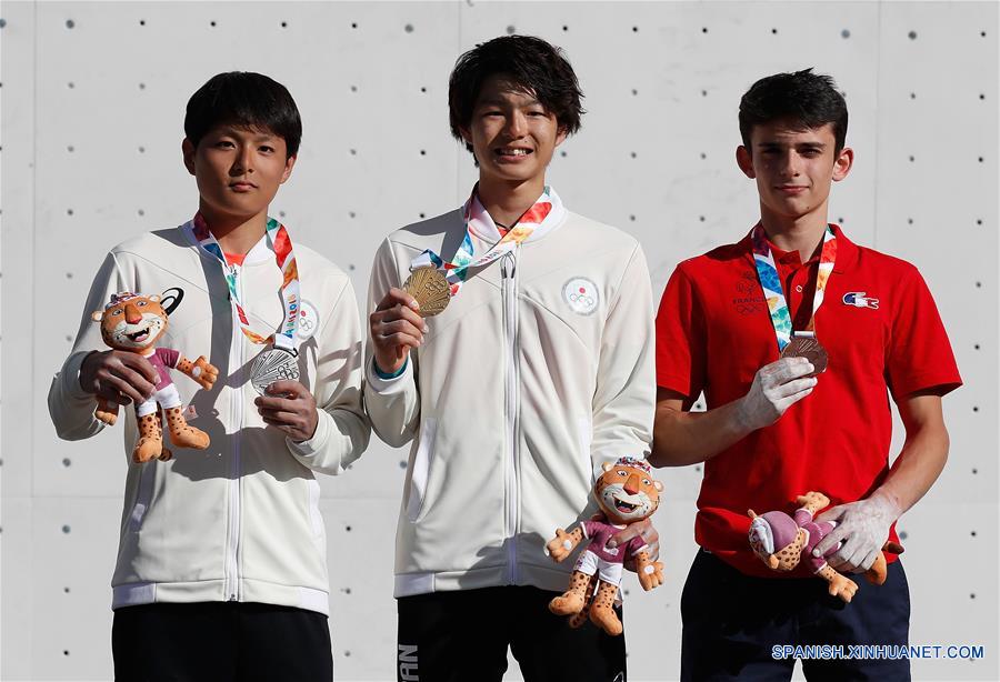 Imagen del 10 de octubre de 2018 del medallista de oro Keita Dohi (c), de Japón, festejando con el medallista de plata Shuta Tanaka (i), de Japón, y el medallista de bronce Sam Avezou (d), de Francia, durante le ceremonia de premiación del evento de escalada en bloque combinada varonil de escalada deportiva de los Juegos Olímpicos de la Juventud Buenos Aires 2018, en Buenos Aires, Argentina. Keita Dohi obtuvo la medalla de oro del evento.(Xinhua/Wang Lili)