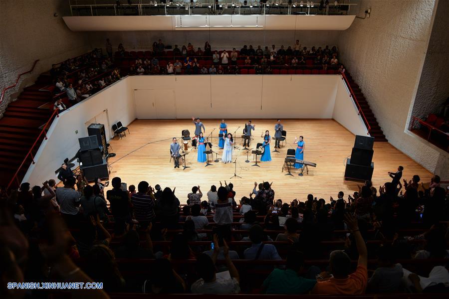 Orquesta Tradicional de Shanghai deleita al público mexicano con un recital de música tradicional china