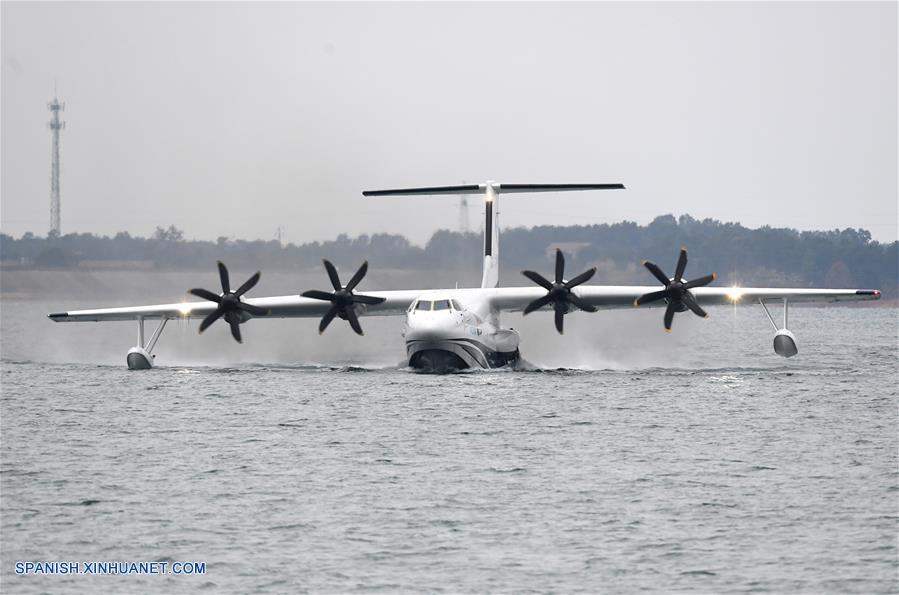 Un gran avión anfibio de fabricación china completa su primer despegue desde agua