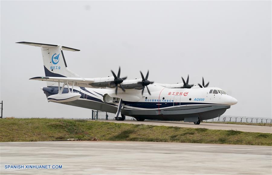 Un gran avión anfibio de fabricación china completa su primer despegue desde agua