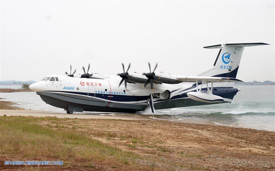 Un gran avión anfibio de fabricación china completa su primer despegue desde agua