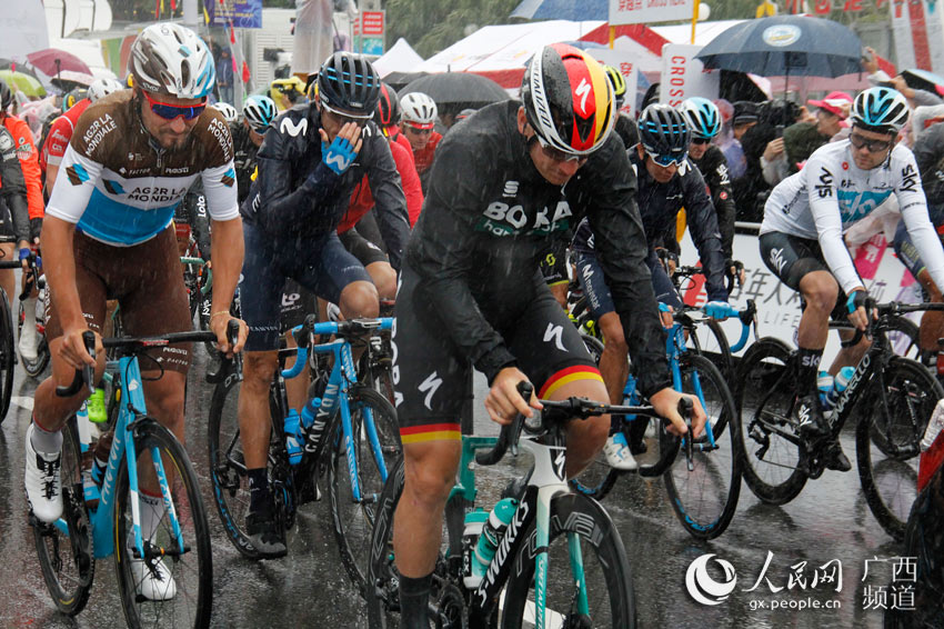 La lluvia de Guanxi no amilanó a los competidores del Circuito Mundial de Ciclismo de Carretera 2018 