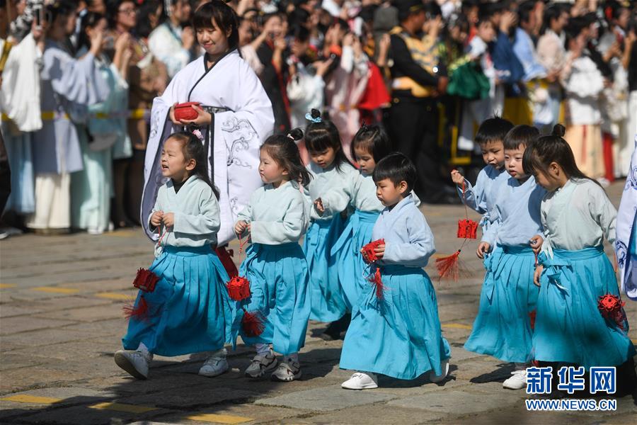 El vestuario tradicional chino seduce en Zhejiang 