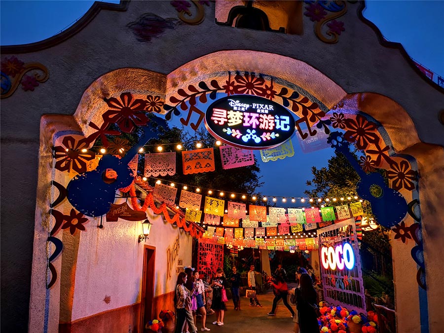 Este oto?o, los huéspedes de Shanghai Disney Resort pueden disfrutar de una experiencia especial de tiempo limitado inspirada en el Día de los Muertos. [Foto provista a chinadaily.com.cn]