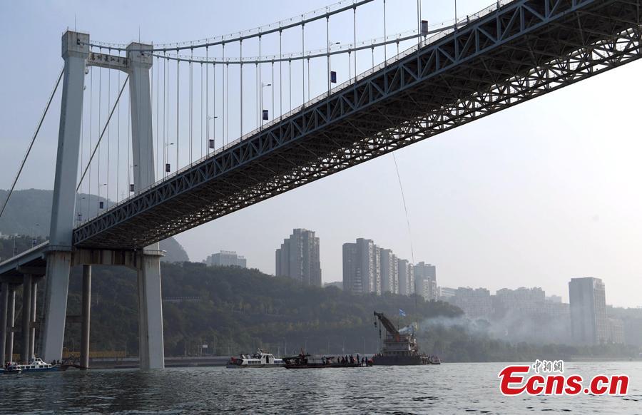 Un autobús es rescatado del fondo del río Yangtze