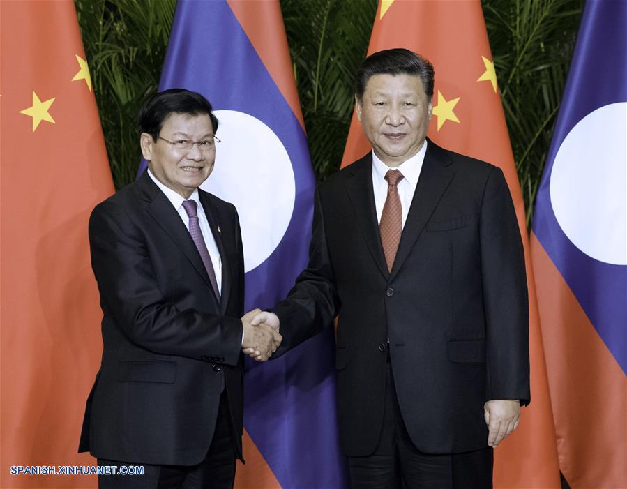 El presidente chino, Xi Jinping (d), se reúne con el primer ministro de Laos, Thongloun Sisoulith, en Shanghai, en el este de China, el 4 de noviembre de 2018. (Xinhua/Ding Haitao)