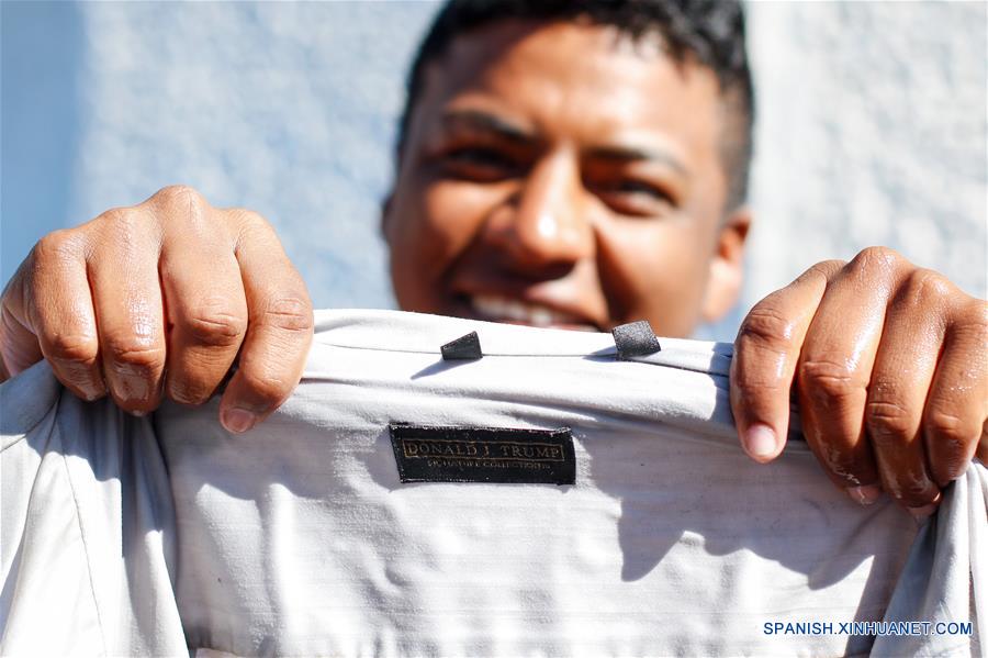 Un hombre que participa en la caravana migrante, reacciona durante su estadía en el Estadio Jesús Martínez "Palillo", en la Ciudad Deportiva Magdalena Mixhuca, en la Ciudad de México, capital de México, el 5 de noviembre de 2018. Más de 2,200 migrantes centroamericanos de la masiva caravana que atraviesa México rumbo a Estados Unidos han llegado a la capital del país desde el domingo, informaron el lunes autoridades locales. A su entrada a la Ciudad de México, los cientos de familias con ni?os o adultos que viajan solos son dirigidos a un albergue que se habilitó en un estadio ubicado en el este de la urbe. (Xinhua/Francisco Ca?edo)