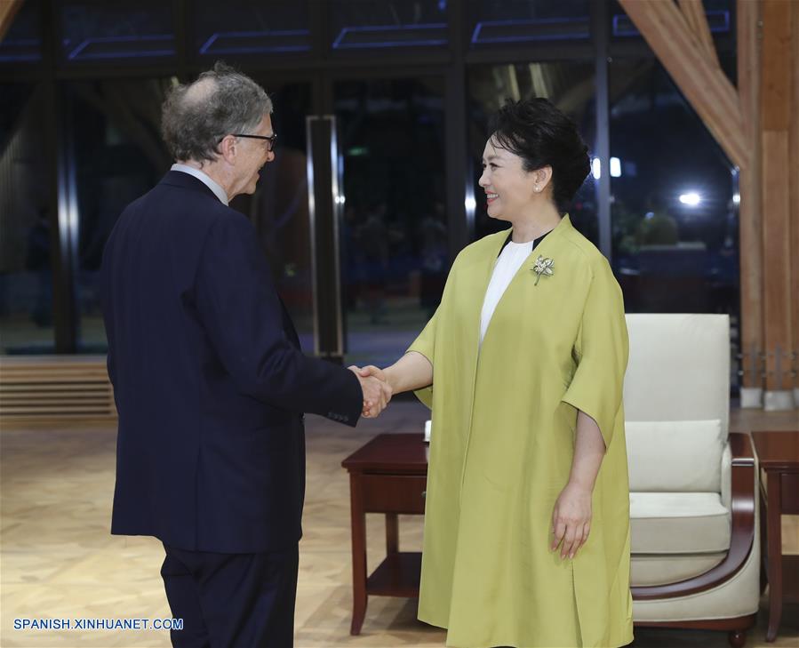 SHANGHAI, noviembre 5, 2018 (Xinhua) -- Peng Liyuan (d), esposa del presidente de China, Xi Jinping, y embajadora de la Organización Mundial de la Salud (OMS) para tuberculosis y VIH/Sida, se reúne con Bill Gates, copresidente de la Fundación Bill y Melinda Gates, en Shanghai, en el este de China, el 5 de noviembre de 2018. (Xinhua/Xie Huanchi)