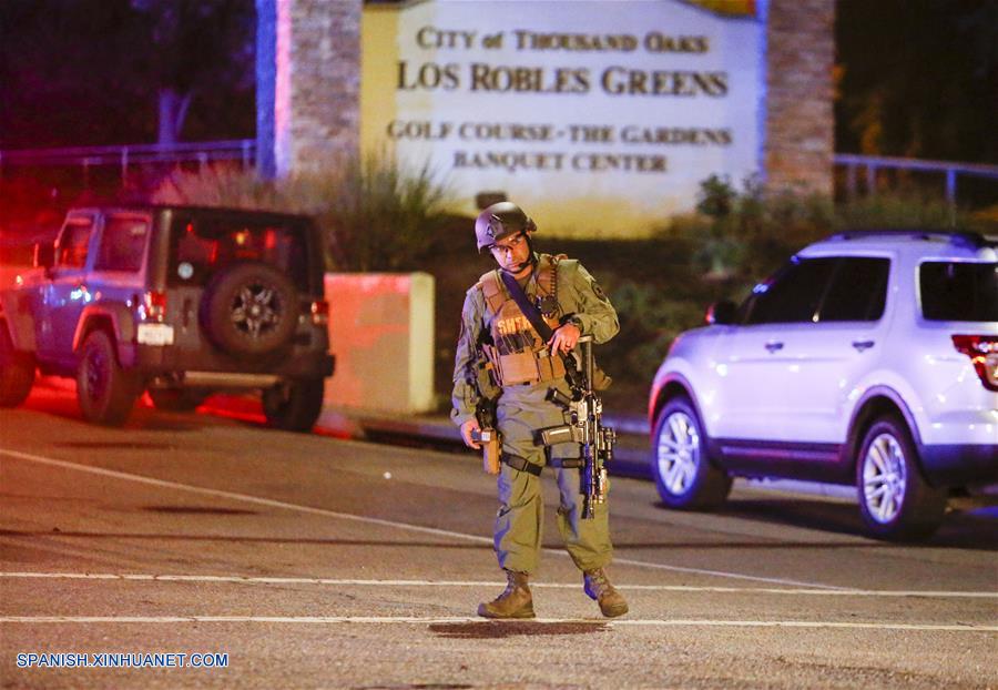 THOUSAND OAKS, noviembre 8, 2017 (Xinhua) -- Oficiales de policía aseguran la calle que conduce al bar Borderline donde un hombre armado disparó a personas, en Thousand Oaks, California, Estados Unidos, el 8 de noviembre de 2018. Un total de 13 personas han sido confirmadas muertas, entre ellos un oficial y el tirador, en un tiroteo masivo ocurrido la noche del miércoles en la ciudad de Thousand Oaks en el condado de Ventura, sur de California, dijeron las autoridades. (Xinhua/Zhao Hanrong)