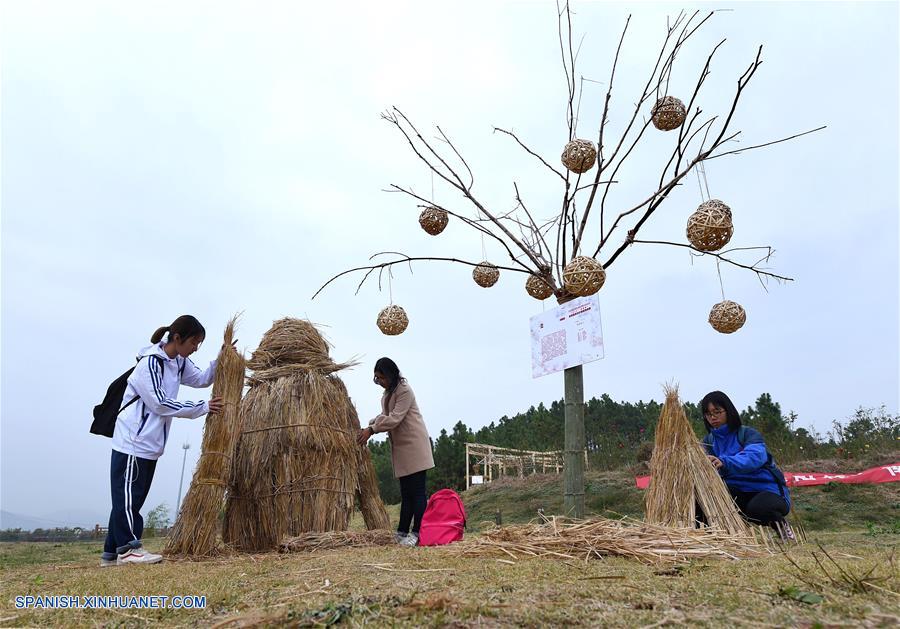 Jiangsu: Estudiantes elaboran esculturas de paja en concurso de dise?o en Nanjing