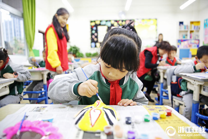 Hangzhou: siente el encanto de la cultura tradicional y la ense?anza de la ópera de Pekín llega a las escuelas