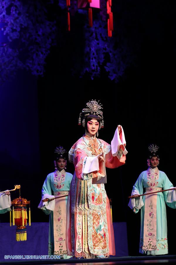 La Opera de Pekín "Princesa Changping" representa en Wuhan