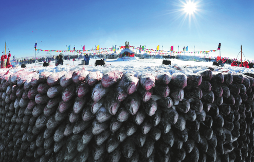 Pesca anual de invierno en el lago Chagan de la provincia Jilin. Sus aldeas conservan las milenarias antiguas técnicas de pesca. [Foto: proporcionada]