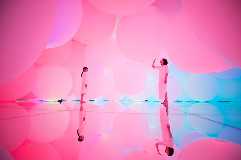 Ampliando la existencia tridimensional en la obra “Transformando el espacio para una flotación libre” de Teamlab. [Foto: proporcionada a China Daily]