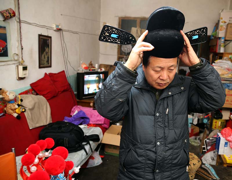 Han Xiaoli, artesano de 55 a?os, residente en Xi'an, capital de la provincia de Shaanxi, es toda una autoridad en la confección de 100 tipos de sombreros que se utilizan como parte del vestuario de la ópera Qinqiang. [Foto: Huo Yan/ Chinadaily.com.cn]