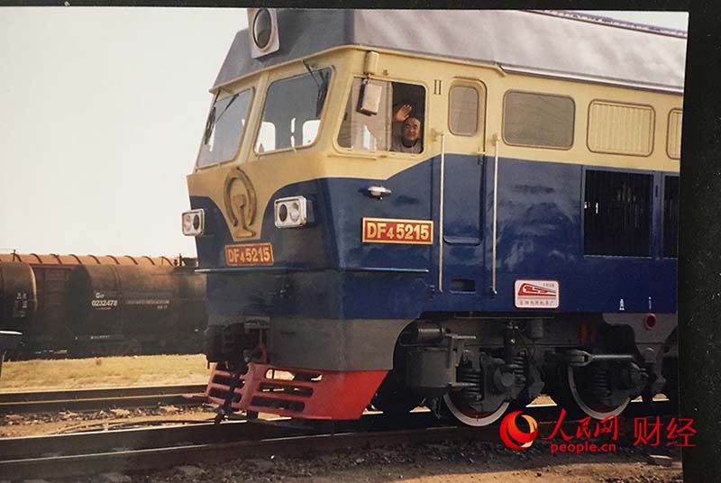 Han Junjia saluda a sus compa?eros desde una locomotora de combustión interna (Imagen de archivo)