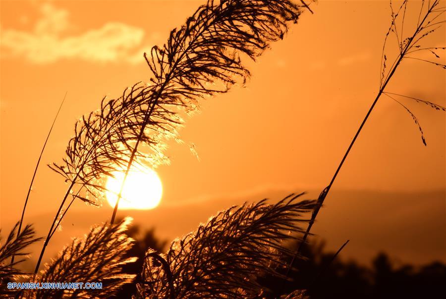 Vista de la puesta de sol en Qionghai, Hainan