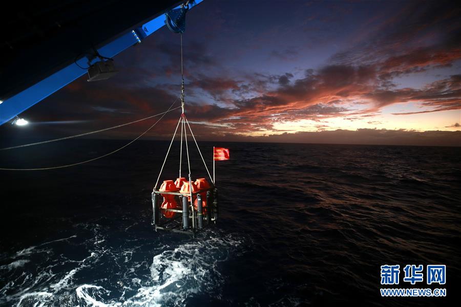 Los miembros del equipo despliegan el robot marino "Rainbow Fish" en el Abismo Challenger de la Fosa de las Marianas (Foto tomada el 14 de diciembre).