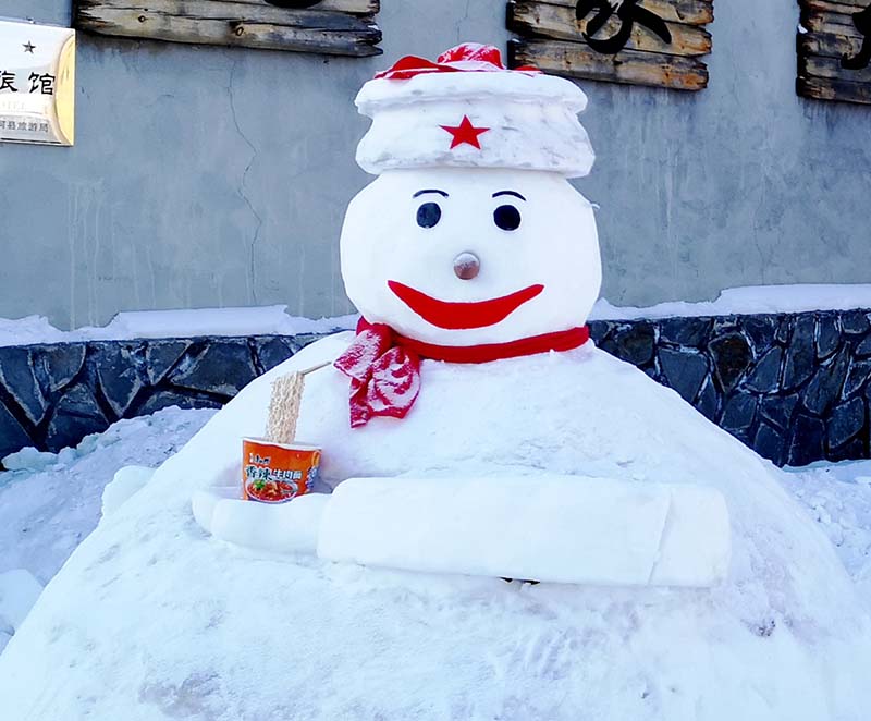 Un mu?eco de nieve recibe a los visitantes en la Aldea ártica, la atracción turística más famosa de Mohe. Aquí un gran número de visitantes disfrutan de los encantos del hielo y de la espesa nieve. [Foto: Chu Fuchao/ Chinadaily.com.cn]