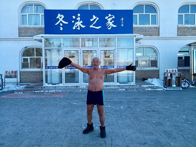 Wu Zhaorui,de 89 a?os, residente de Changchun, capital de la provincia de Jilin, a pesar del duro invierno camina alrededor del lago Nanhu con el torso descubierto, 25 de diciembre del 2018. [Foto: Ding Luyang/ Chinadaily.com.cn]