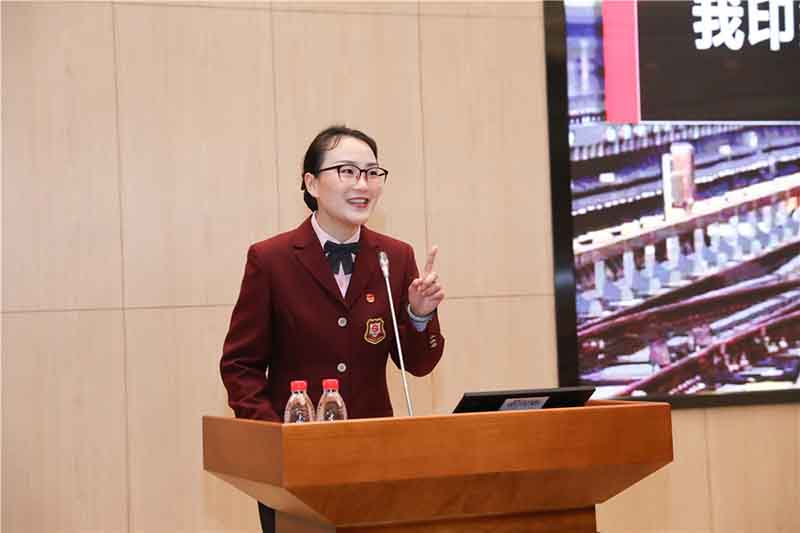 Xiong Xiong, jefa de la estación de metro de la Plaza del Pueblo de Shanghai, interviene ante los estudiantes de la Universidad de Fudan, 5 de enero del 2019. [Foto: proporcionada a chinadaily.com.cn]