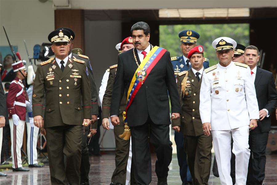 Imagen cedida por la Presidencia de Venezuela, del presidente venezolano, Nicolás Maduro (c-frente), acompa?ado por el ministro vewnezolano de Defensa, Vladimir Padrino López (i-frente), y el Comandante Estratégico Operacional de la Fuerza Armada Nacional Bolivariana (Ceofanb), almirante en jefe Remigio Ceballos (d), participando durante el acto de reconocimiento y juramento por parte la Fuerza Armada Nacional Bolivariana (FANB), en la Academia Militar del complejo Fuerte Tiuna, en Caracas, Venezuela, el 10 de enero de 2019. La FANB ratificó el jueves su lealtad y subordinación al presidente de Venezuela, Nicolás Maduro, quien este jueves fue juramentado en su segundo período presidencial (2019-2025). (Xinhua/Presidencia de Venezuela)