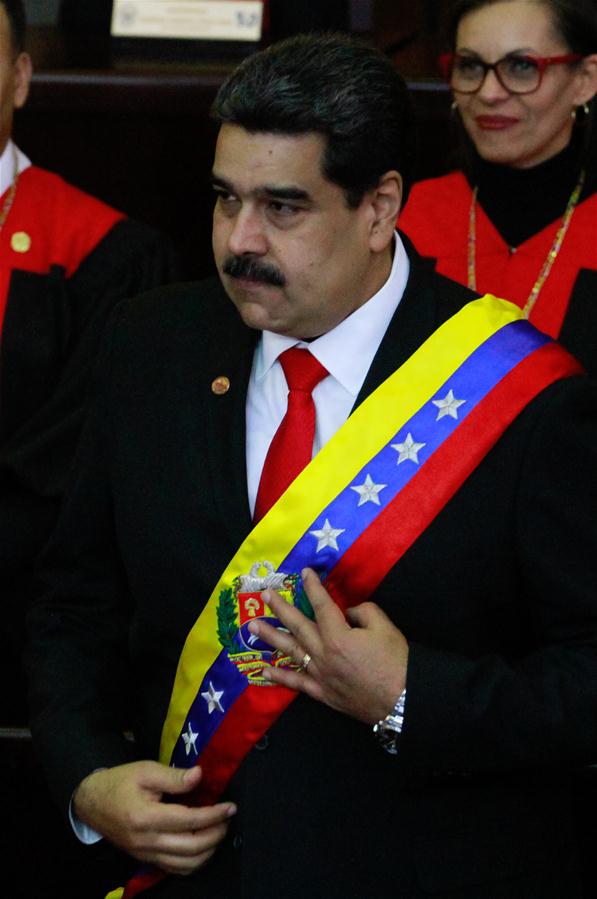 El presidente de Venezuela, Nicolás Maduro, reacciona durante la ceremonia de juramentación como presidente de Venezuela, en la sede del Tribunal Supremo de Justicia (TSJ), en Caracas, Venezuela, el 10 de enero de 2019. El presidente venezolano, Nicolás Maduro, se juramentó el jueves ante el TSJ, para ejercer un nuevo mandato para el período 2019-2025. Maduro expresó ante el presidente del TSJ, Maikel Moreno, que juraba a nombre del pueblo de Venezuela que cumpliría y haría cumplir todos los mandatos constitucionales para "procurar defender la independencia y la integridad absoluta de la patria". (Xinhua/Andrea Romero)