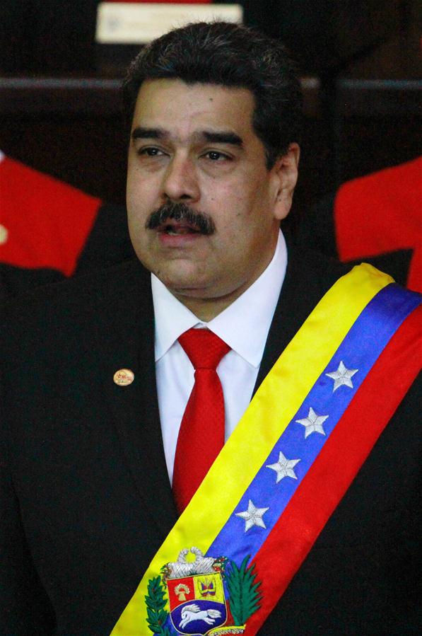 El presidente de Venezuela, Nicolás Maduro, reacciona durante la ceremonia de juramentación como presidente de Venezuela, en la sede del Tribunal Supremo de Justicia (TSJ), en Caracas, Venezuela, el 10 de enero de 2019. El presidente venezolano, Nicolás Maduro, se juramentó el jueves ante el TSJ, para ejercer un nuevo mandato para el período 2019-2025. Maduro expresó ante el presidente del TSJ, Maikel Moreno, que juraba a nombre del pueblo de Venezuela que cumpliría y haría cumplir todos los mandatos constitucionales para "procurar defender la independencia y la integridad absoluta de la patria". (Xinhua/Andrea Romero)