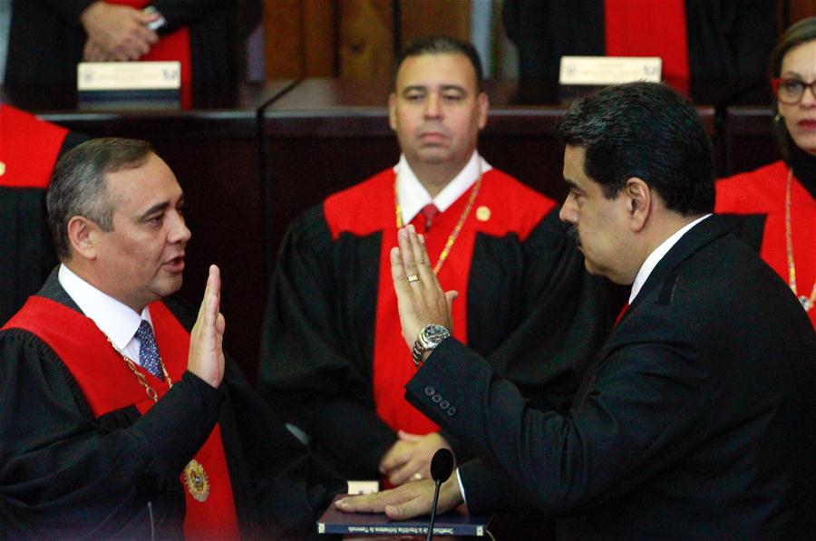 El presidente de Venezuela, Nicolás Maduro (d), jura ante el presidente del Tribunal Supremo de Justicia (TSJ), Maikel Moreno (i), durante la ceremonia de juramentación como presidente de Venezuela, en la sede del TSJ, en Caracas, Venezuela, el 10 de enero de 2019. El presidente venezolano, Nicolás Maduro, se juramentó el jueves ante el TSJ, para ejercer un nuevo mandato para el período 2019-2025. Maduro expresó ante el presidente del TSJ, Maikel Moreno, que juraba a nombre del pueblo de Venezuela que cumpliría y haría cumplir todos los mandatos constitucionales para "procurar defender la independencia y la integridad absoluta de la patria". (Xinhua/Andrea Romero)