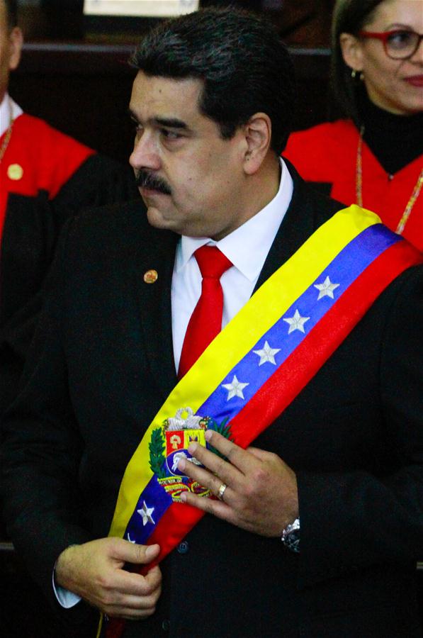 El presidente de Venezuela, Nicolás Maduro, reacciona durante la ceremonia de juramentación como presidente de Venezuela, en la sede del Tribunal Supremo de Justicia (TSJ), en Caracas, Venezuela, el 10 de enero de 2019. El presidente venezolano, Nicolás Maduro, se juramentó el jueves ante el TSJ, para ejercer un nuevo mandato para el período 2019-2025. Maduro expresó ante el presidente del TSJ, Maikel Moreno, que juraba a nombre del pueblo de Venezuela que cumpliría y haría cumplir todos los mandatos constitucionales para "procurar defender la independencia y la integridad absoluta de la patria". (Xinhua/Andrea Romero)