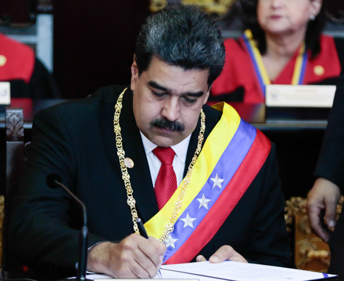 Imagen cedida por la Presidencia de Venezuela, del presidente venezolano, Nicolás Maduro, firmando el acta durante la ceremonia de juramentación como presidente de Venezuela, en Caracas, Venezuela, el 10 de enero de 2019. El presidente venezolano, Nicolás Maduro, se juramentó el jueves ante el Tribunal Supremo de Justicia (TSJ), para ejercer un nuevo mandato para el período 2019-2025. Maduro expresó ante el presidente del TSJ, Maikel Moreno, que juraba a nombre del pueblo de Venezuela que cumpliría y haría cumplir todos los mandatos constitucionales para "procurar defender la independencia y la integridad absoluta de la patria". (Xinhua/Presidencia de Venezuela)