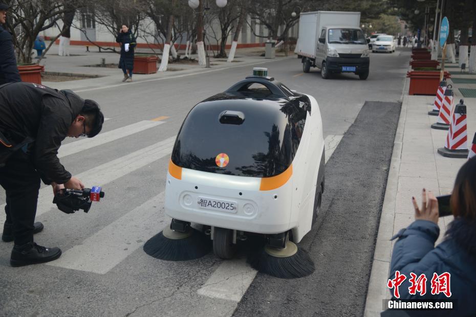 El primer vehículo autoconducido de barrer calles del mundo se estrena en Mongolia Interior