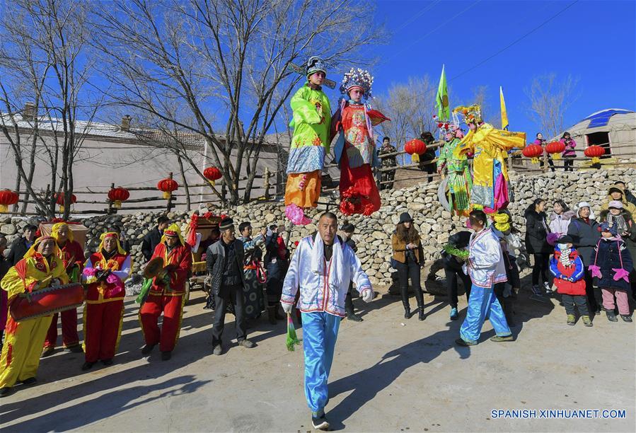 Interpretan shehuo en Hohhot, Mongolia Interior