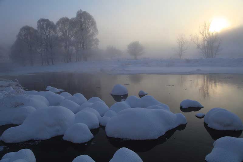 El río llamado “el río descongelado” por los lugare?os de Hinggan, Región Autónoma de Mongolia Interior, nunca se congela incluso cuando la temperatura alcanza valores entre menos 15 y 30 grados celsius. [Foto: proporcionada a chinadaily.com.cn]